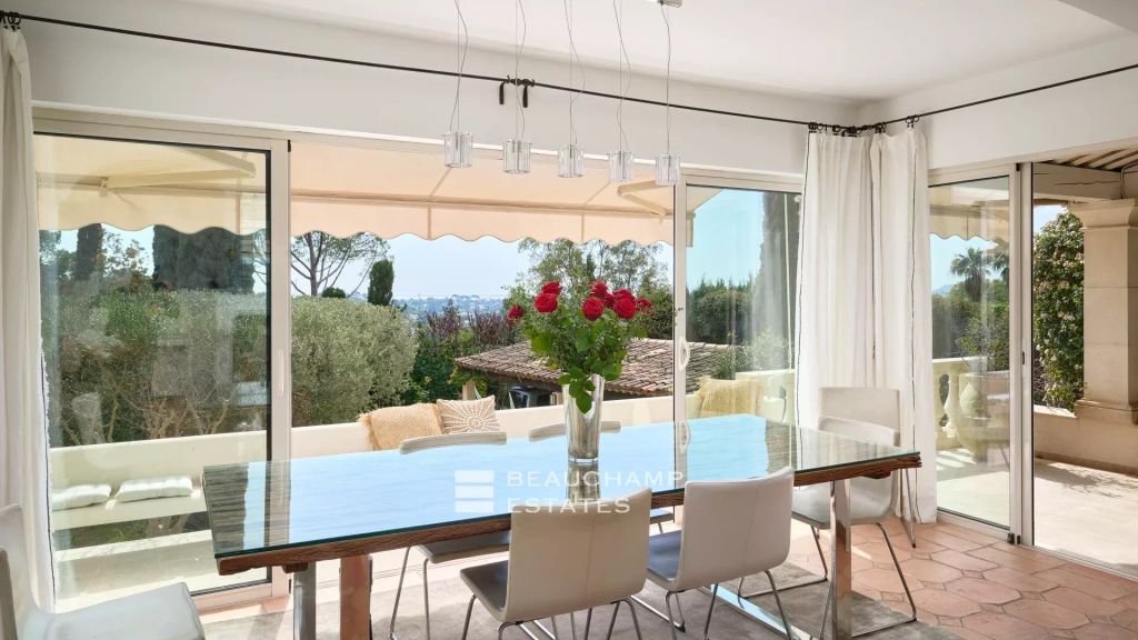 Provençal villa with 4 bedrooms overlooking the hills near Mougins Village