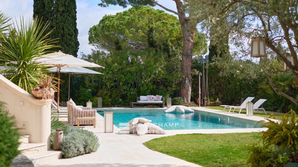 Provençal villa with 4 bedrooms overlooking the hills near Mougins Village
