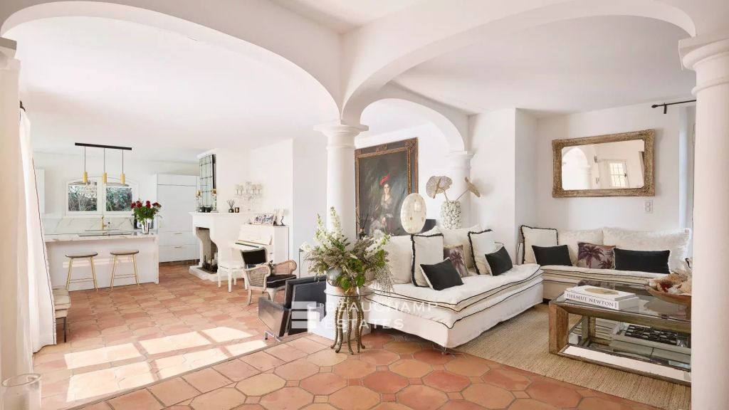 Provençal villa with 4 bedrooms overlooking the hills near Mougins Village