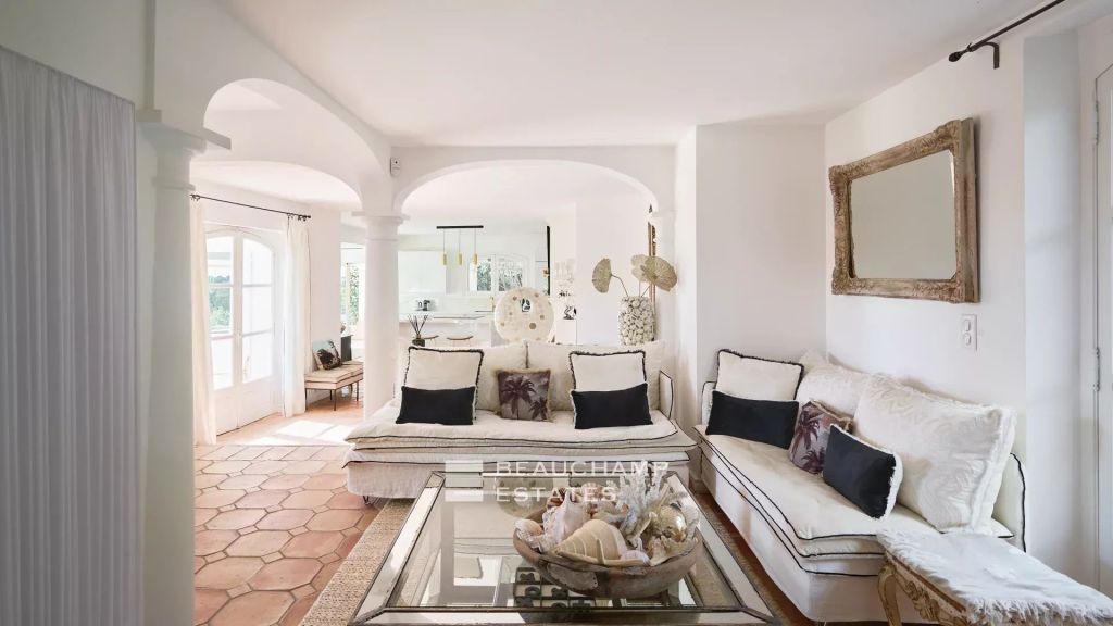 Provençal villa with 4 bedrooms overlooking the hills near Mougins Village