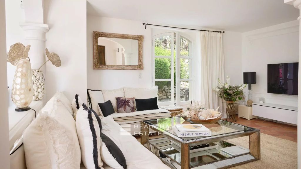 Provençal villa with 4 bedrooms overlooking the hills near Mougins Village