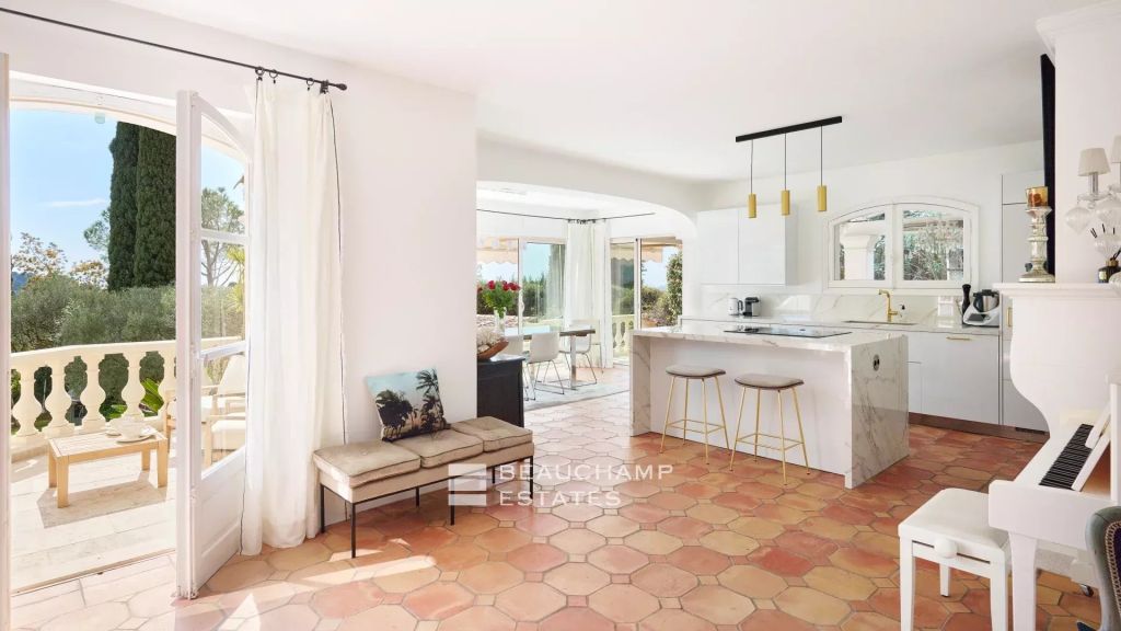 Provençal villa with 4 bedrooms overlooking the hills near Mougins Village