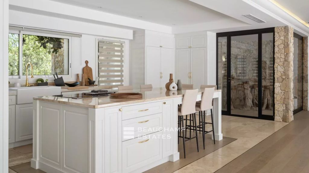 Provençal villa with 5 bedrooms in a peaceful environment in Mougins