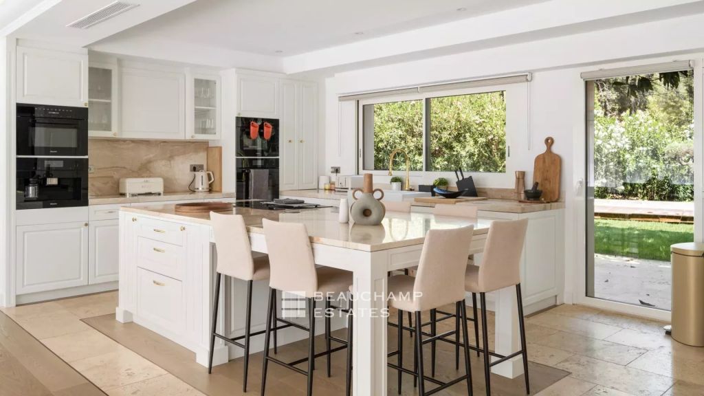 Provençal villa with 5 bedrooms in a peaceful environment in Mougins