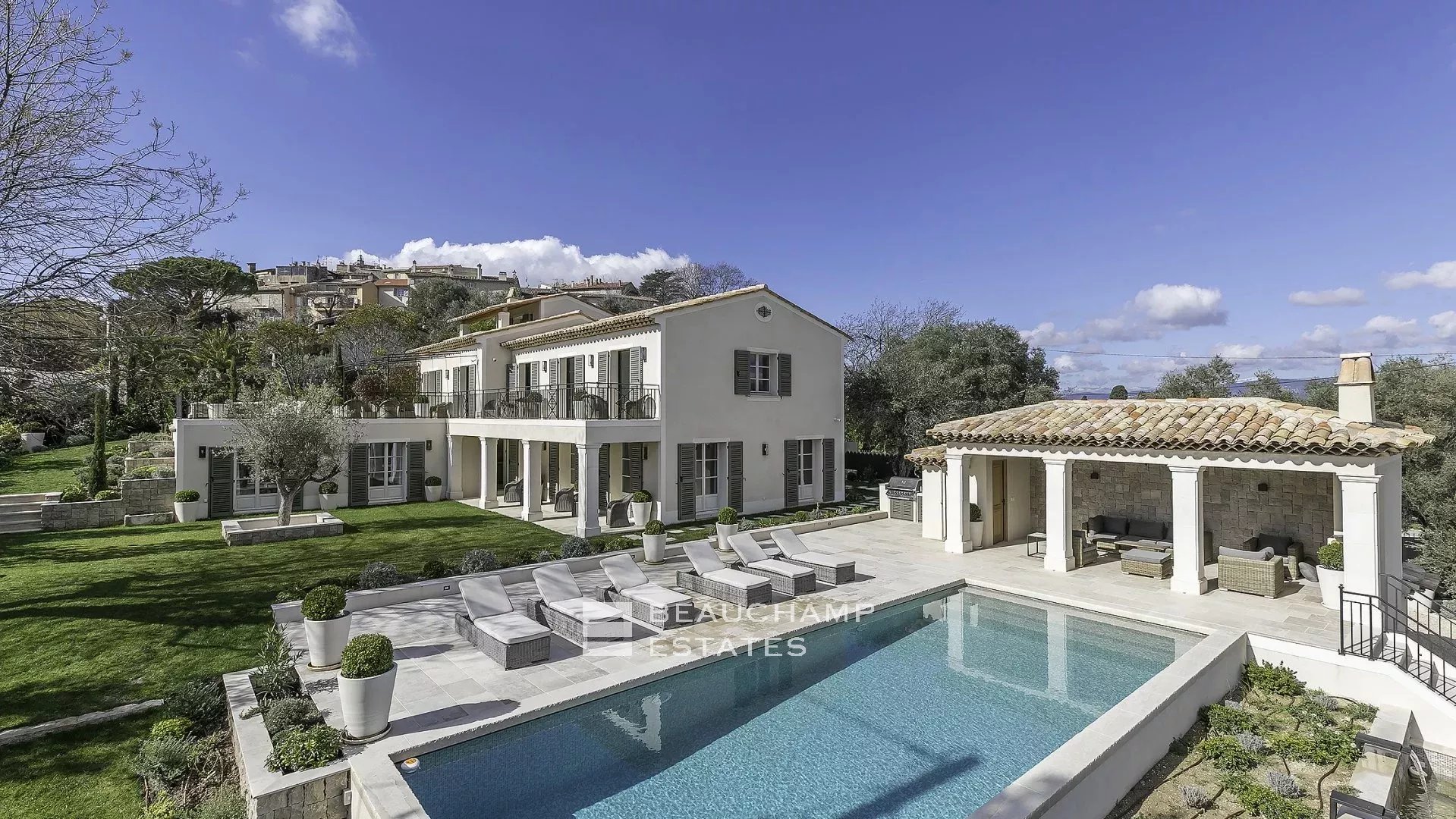 Villa provençale haut standing de 5 chambres à pied du village de Mougins Provençal villa with 5 bedrooms within walking distance of Mougins Village