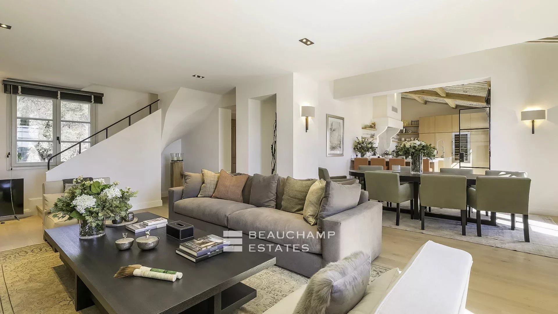 Villa provençale haut standing de 5 chambres à pied du village de Mougins Provençal villa with 5 bedrooms within walking distance of Mougins Village