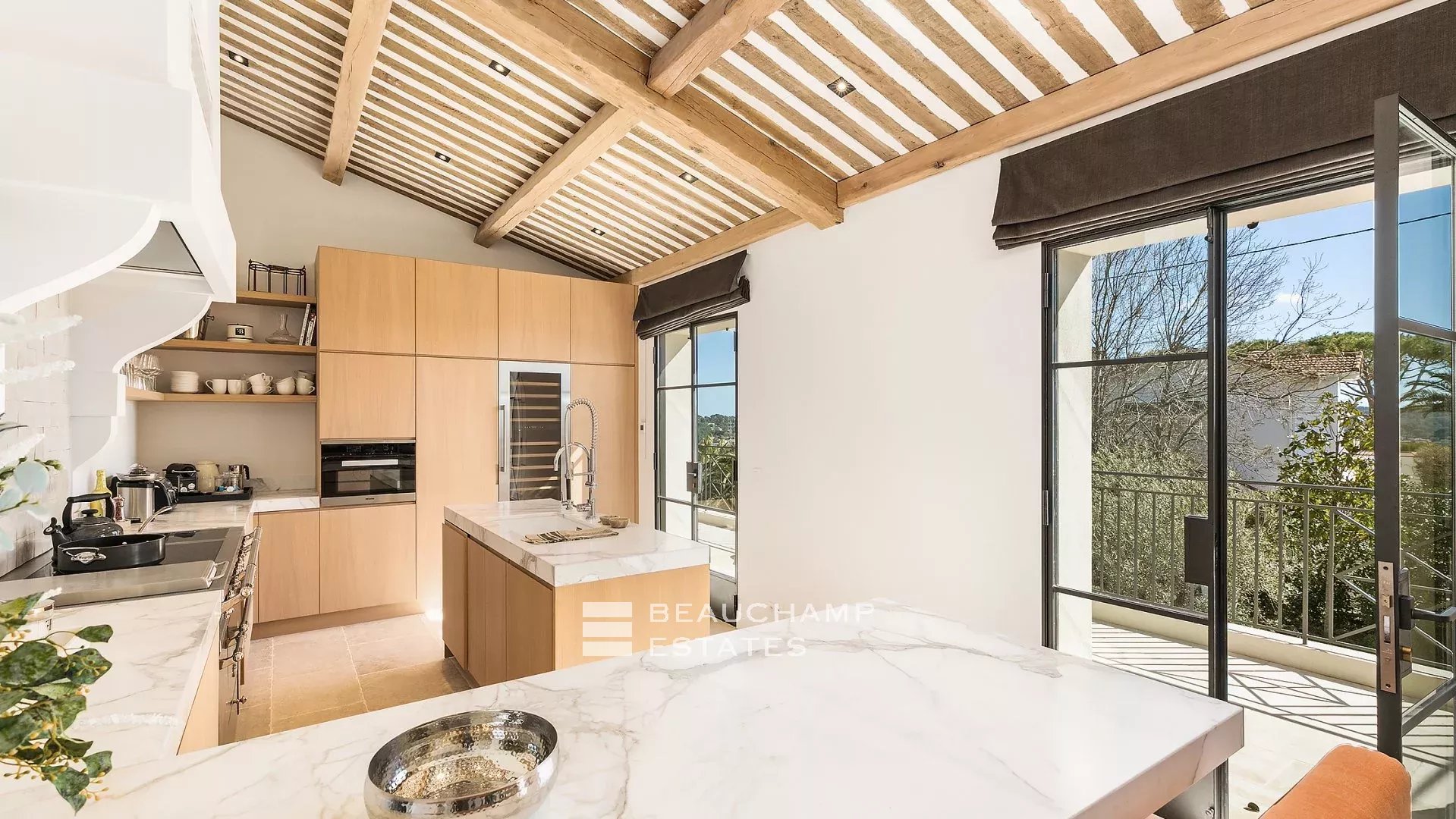 Villa provençale haut standing de 5 chambres à pied du village de Mougins Provençal villa with 5 bedrooms within walking distance of Mougins Village