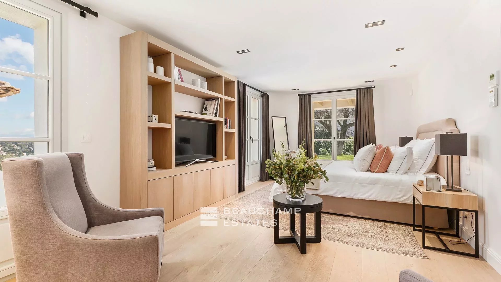 Villa provençale haut standing de 5 chambres à pied du village de Mougins Provençal villa with 5 bedrooms within walking distance of Mougins Village