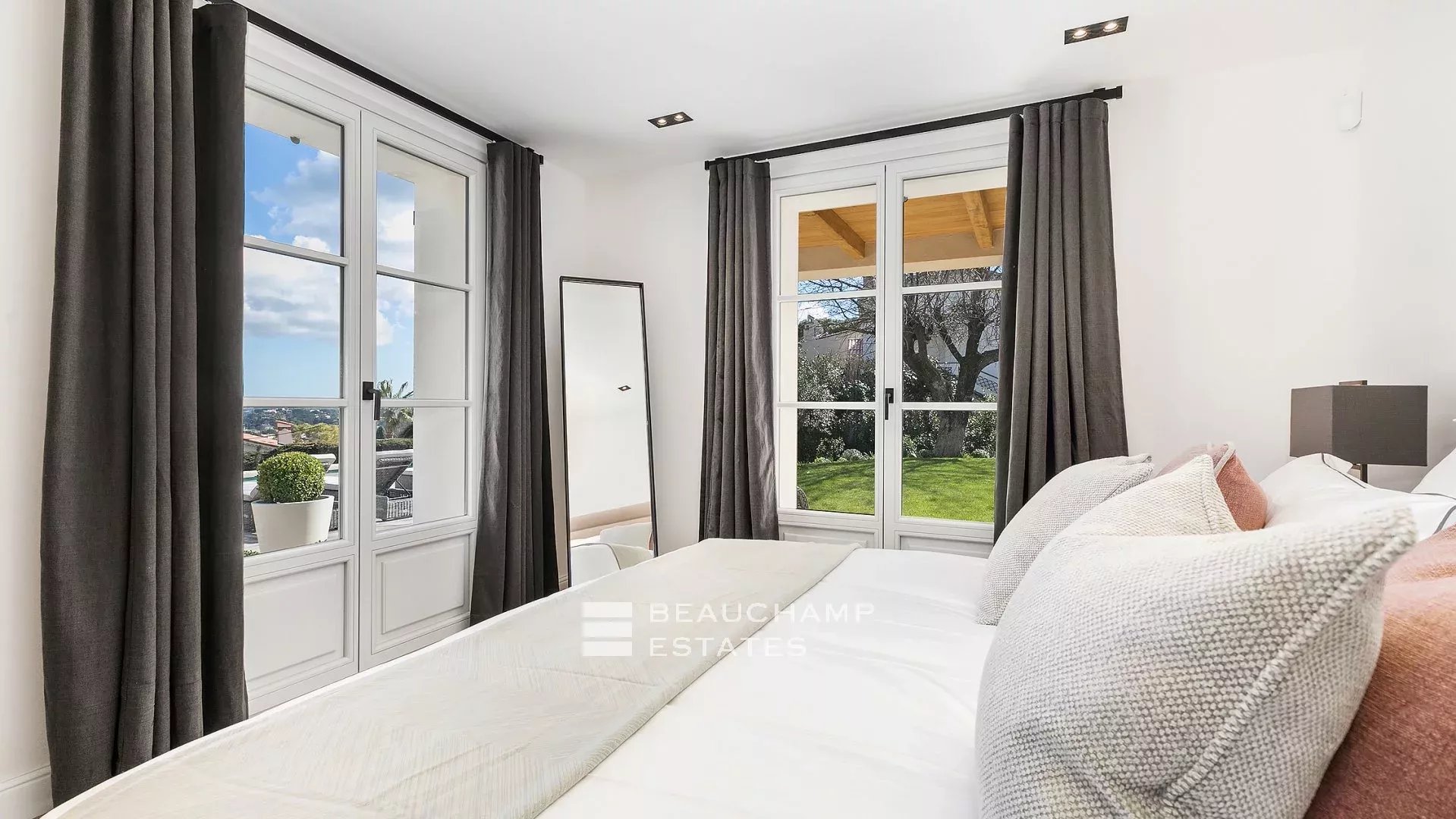 Villa provençale haut standing de 5 chambres à pied du village de Mougins Provençal villa with 5 bedrooms within walking distance of Mougins Village