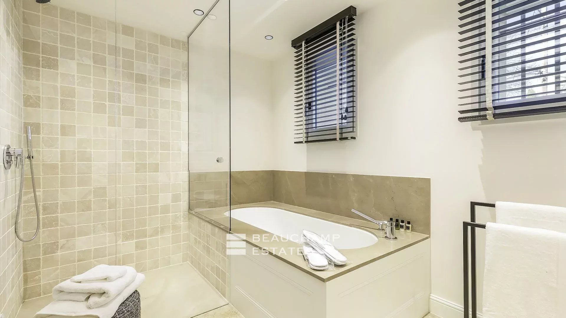 Villa provençale haut standing de 5 chambres à pied du village de Mougins Provençal villa with 5 bedrooms within walking distance of Mougins Village