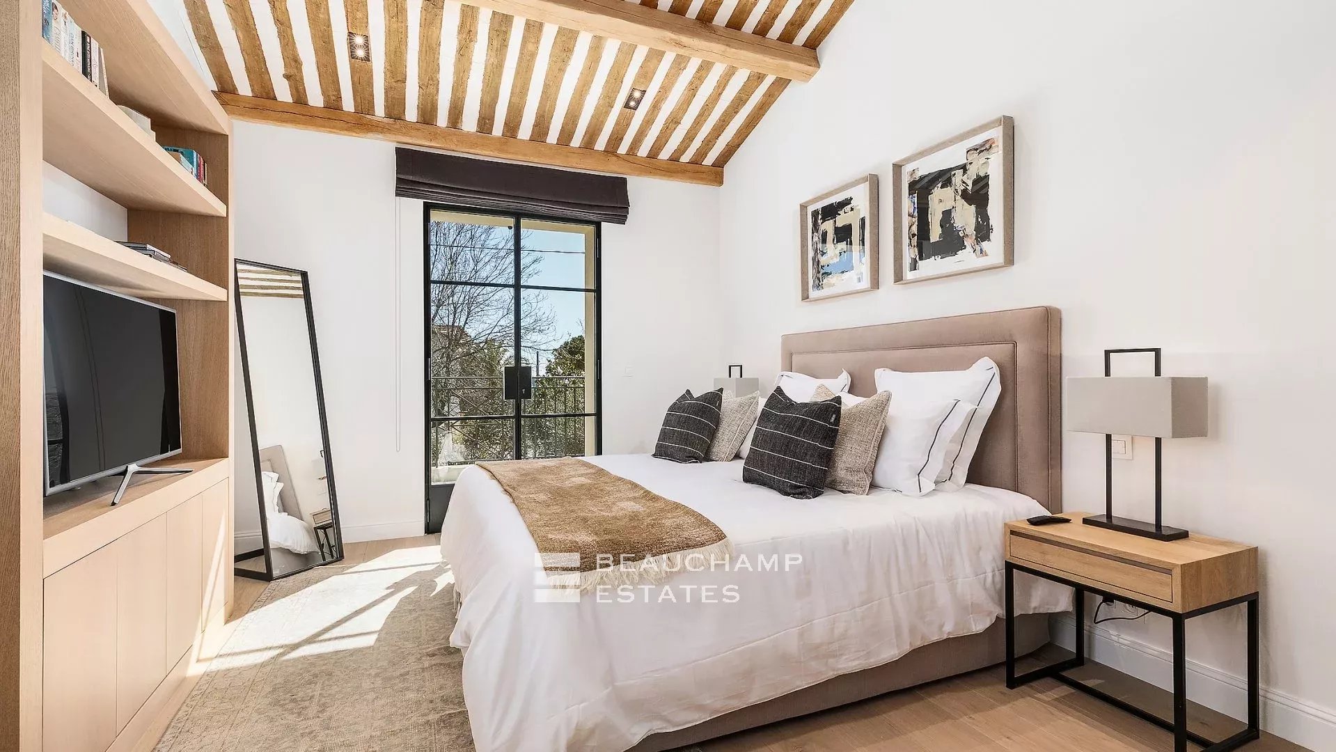 Villa provençale haut standing de 5 chambres à pied du village de Mougins Provençal villa with 5 bedrooms within walking distance of Mougins Village