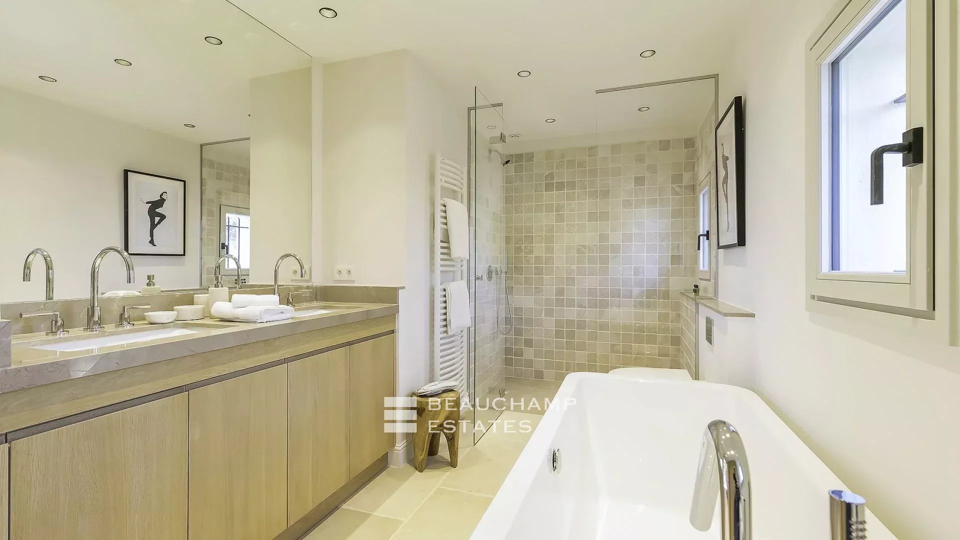 Villa provençale haut standing de 5 chambres à pied du village de Mougins Provençal villa with 5 bedrooms within walking distance of Mougins Village