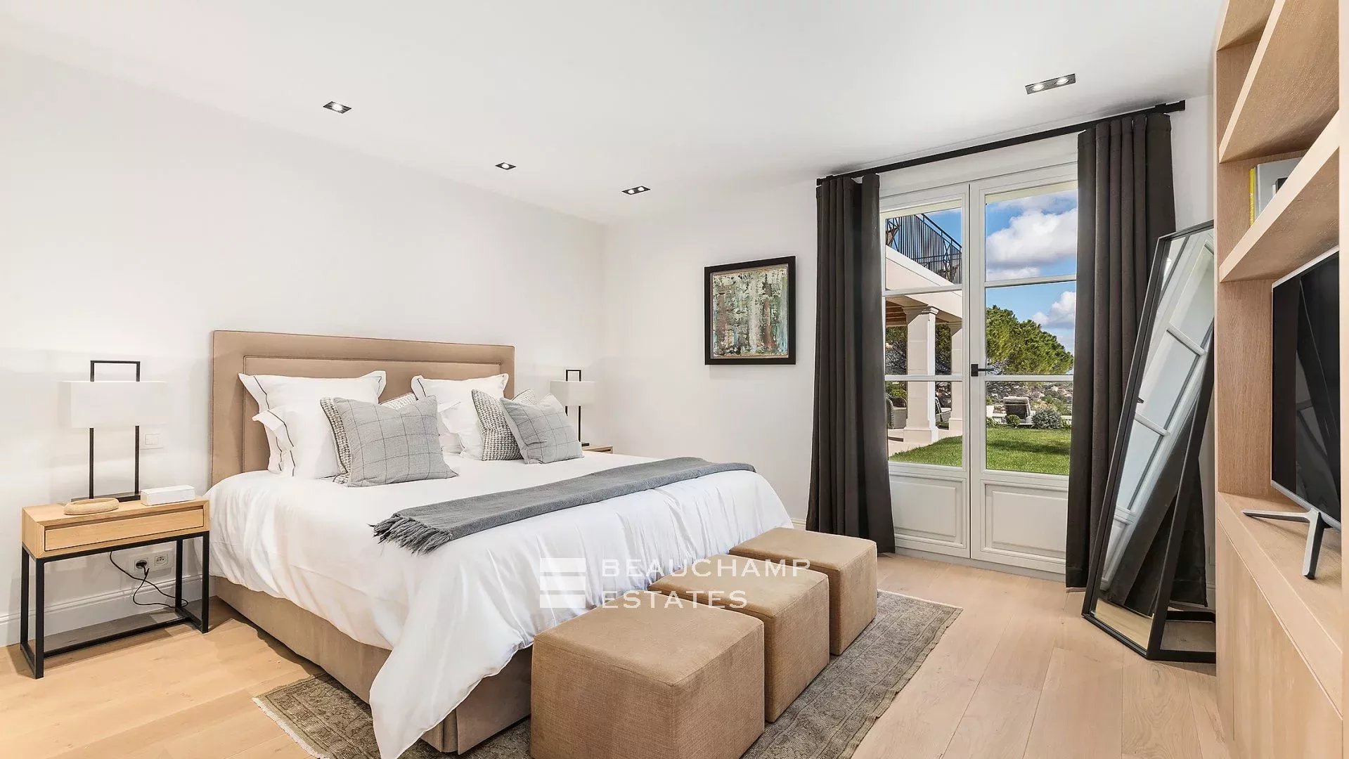 Villa provençale haut standing de 5 chambres à pied du village de Mougins Provençal villa with 5 bedrooms within walking distance of Mougins Village