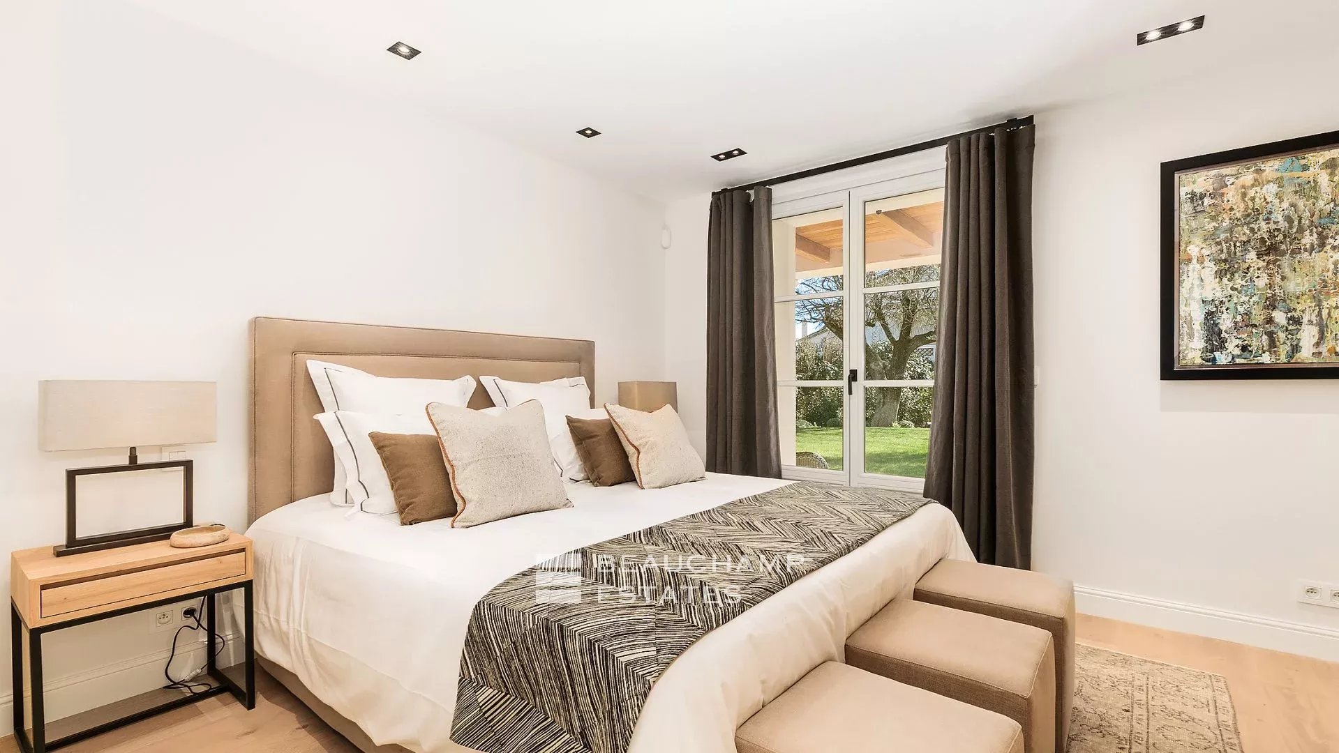 Villa provençale haut standing de 5 chambres à pied du village de Mougins Provençal villa with 5 bedrooms within walking distance of Mougins Village