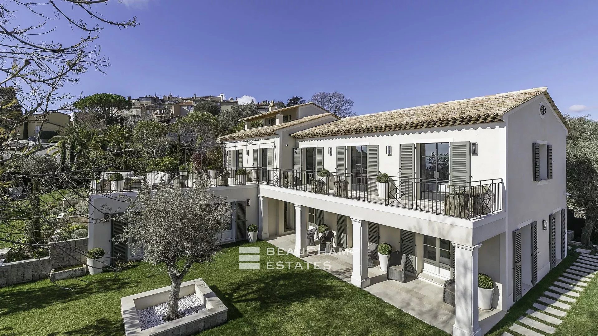 Villa provençale haut standing de 5 chambres à pied du village de Mougins Provençal villa with 5 bedrooms within walking distance of Mougins Village