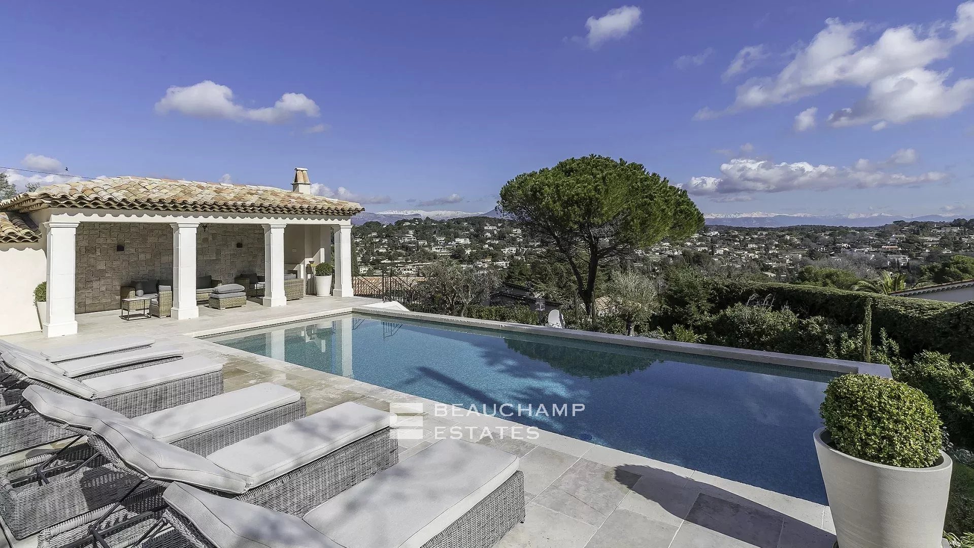 Villa provençale haut standing de 5 chambres à pied du village de Mougins Provençal villa with 5 bedrooms within walking distance of Mougins Village