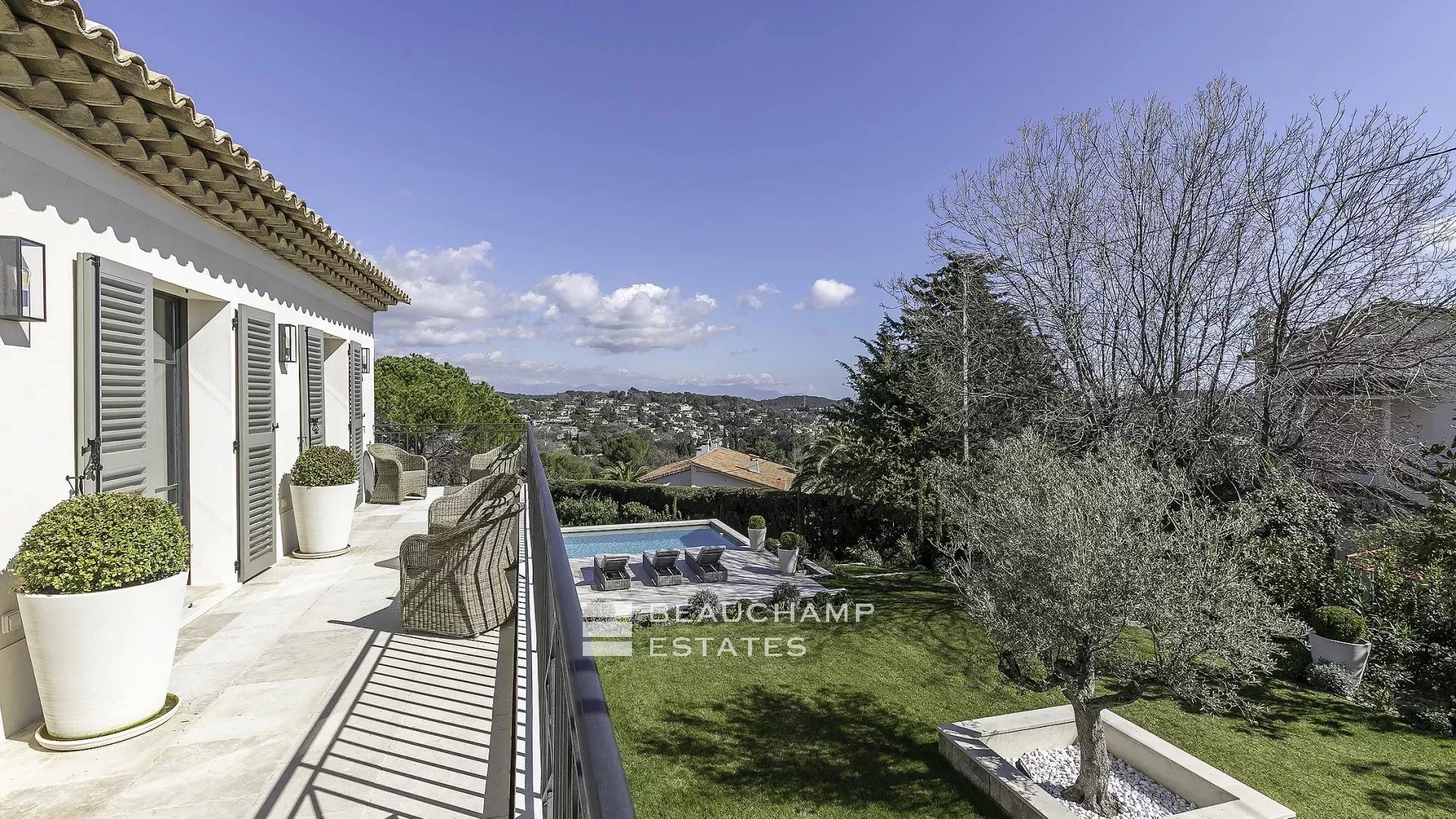 Villa provençale haut standing de 5 chambres à pied du village de Mougins Provençal villa with 5 bedrooms within walking distance of Mougins Village