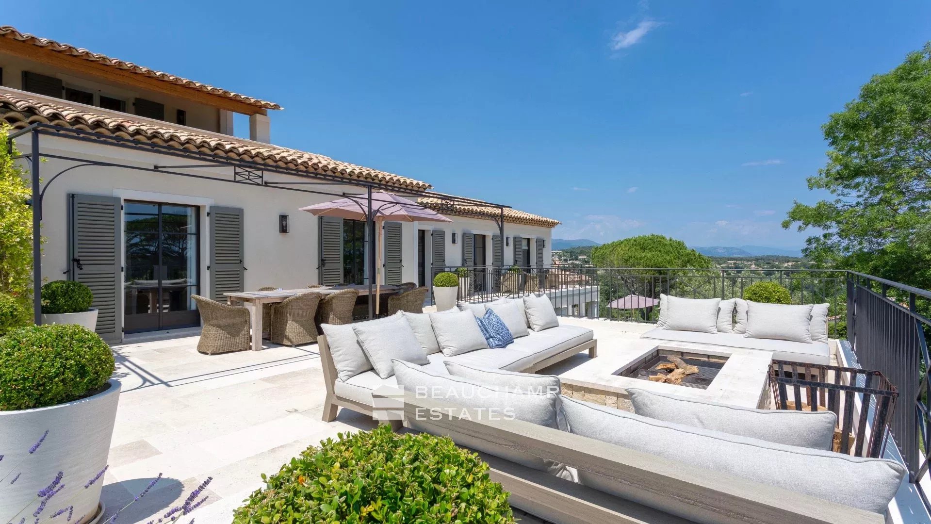 Villa provençale haut standing de 5 chambres à pied du village de Mougins Provençal villa with 5 bedrooms within walking distance of Mougins Village