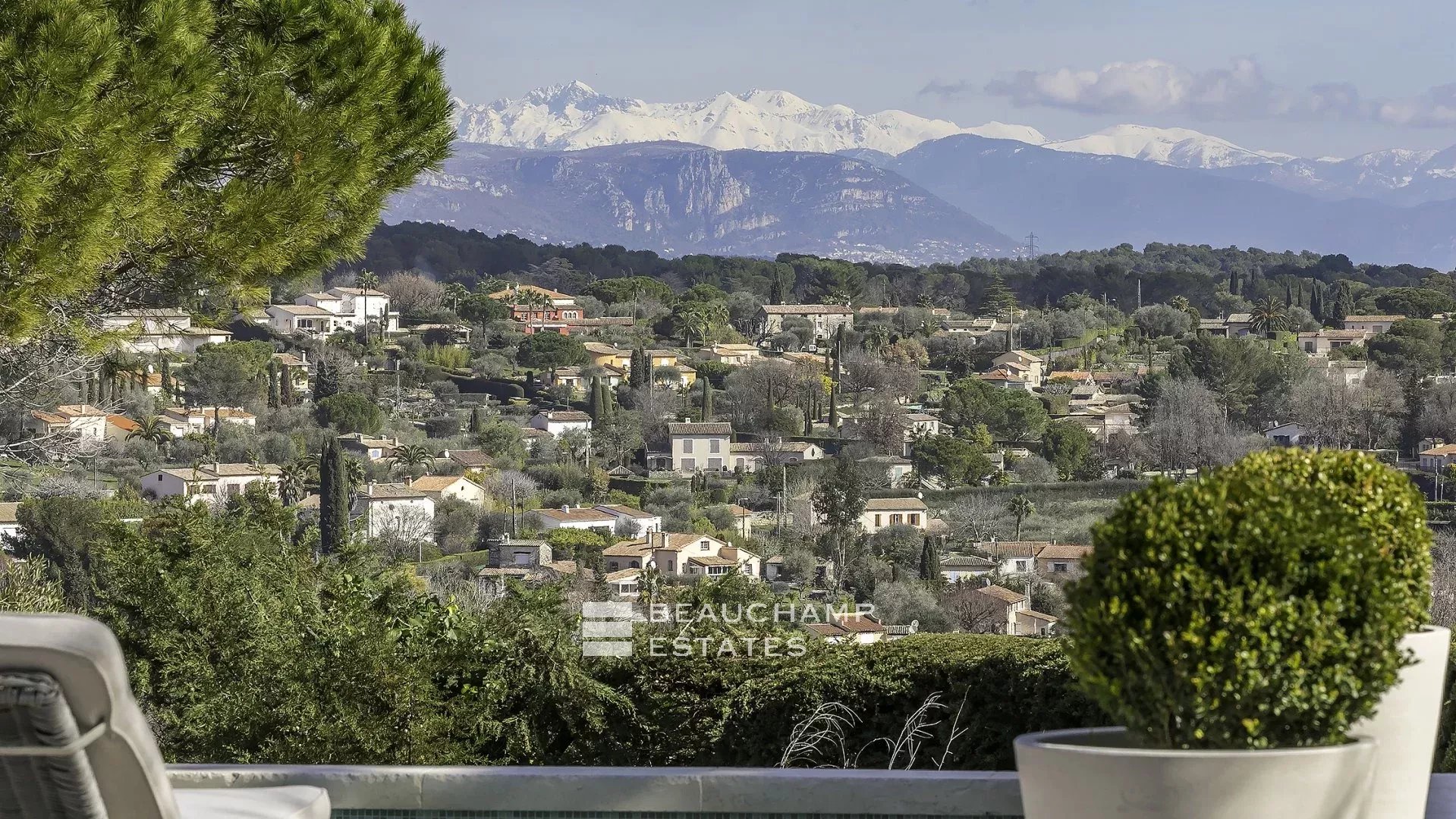 Villa provençale haut standing de 5 chambres à pied du village de Mougins Provençal villa with 5 bedrooms within walking distance of Mougins Village
