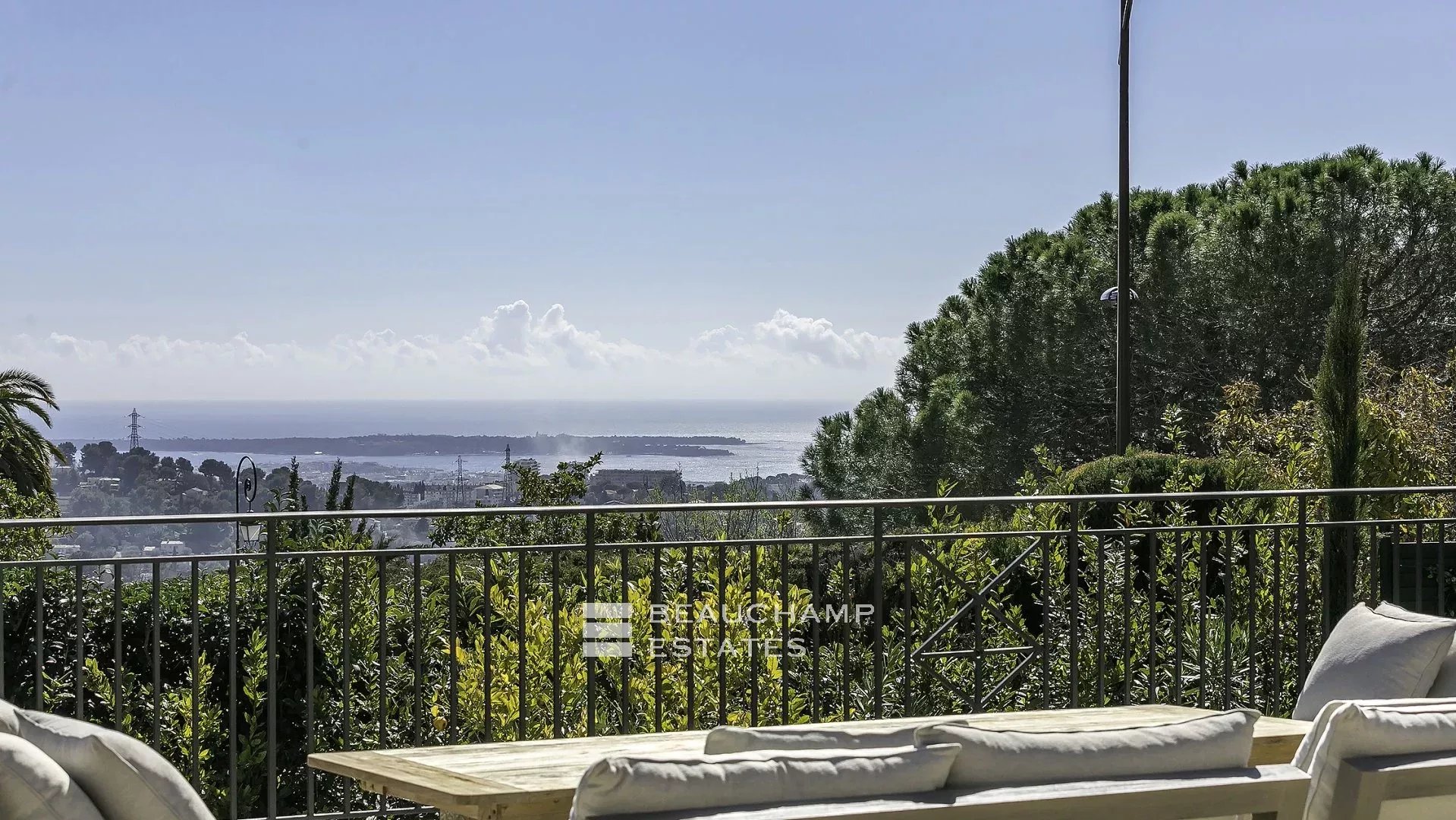 Villa provençale haut standing de 5 chambres à pied du village de Mougins Provençal villa with 5 bedrooms within walking distance of Mougins Village