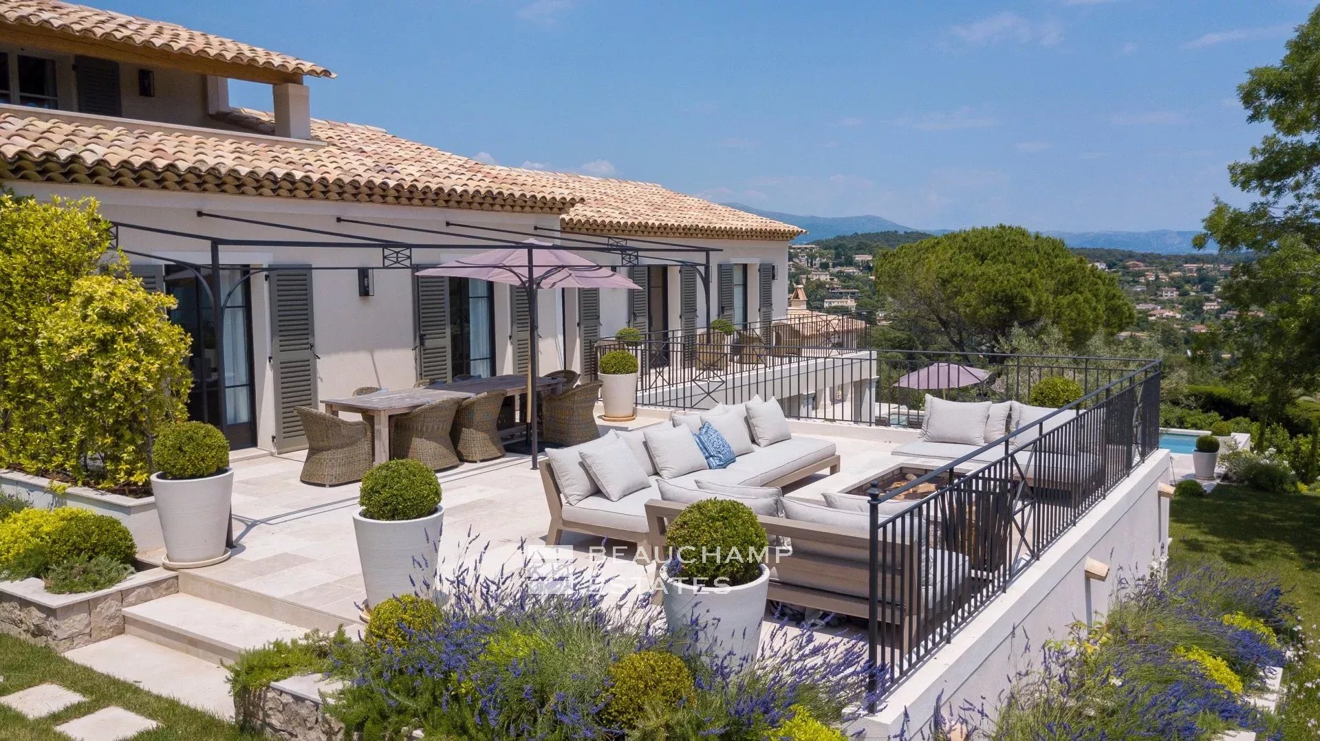 Villa provençale haut standing de 5 chambres à pied du village de Mougins Provençal villa with 5 bedrooms within walking distance of Mougins Village