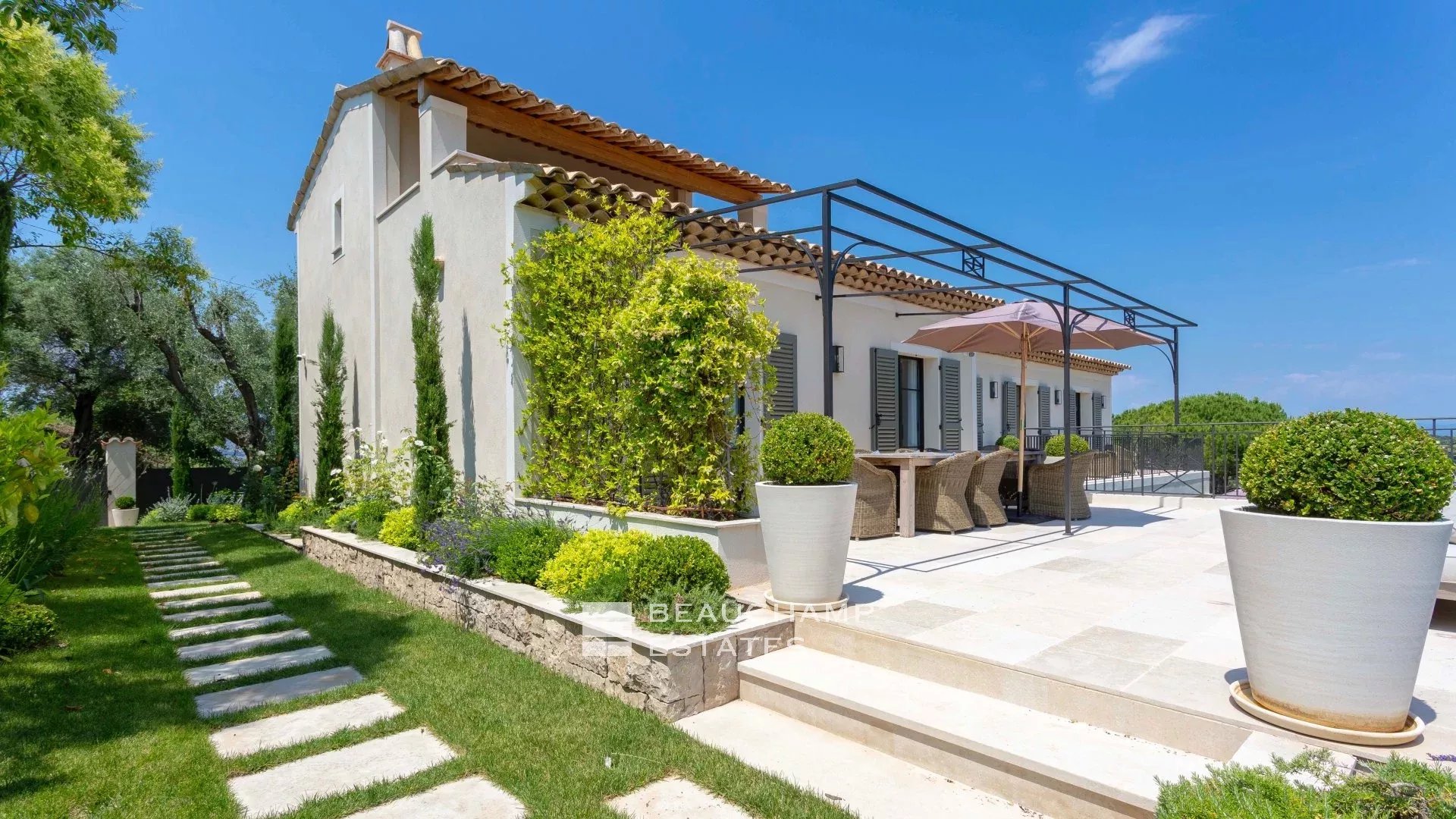 Villa provençale haut standing de 5 chambres à pied du village de Mougins Provençal villa with 5 bedrooms within walking distance of Mougins Village