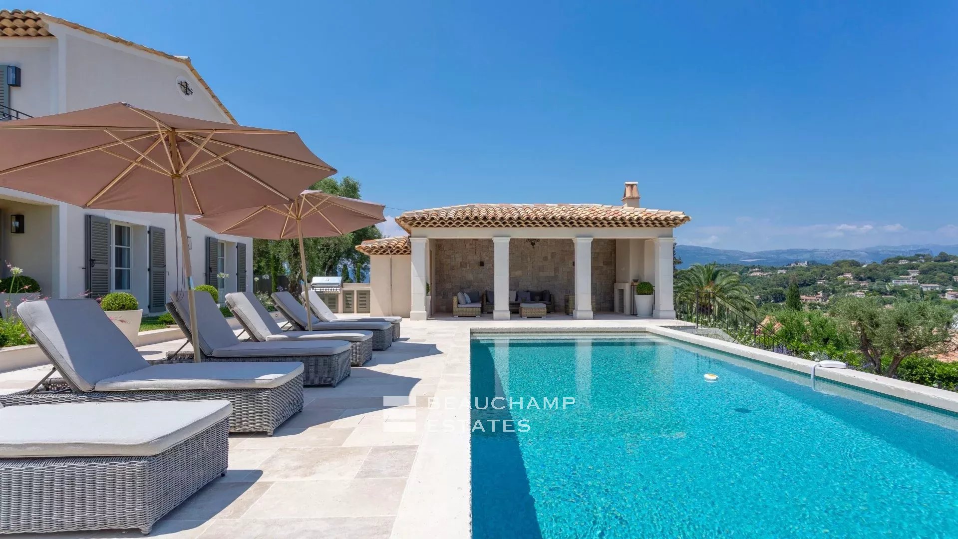 Villa provençale haut standing de 5 chambres à pied du village de Mougins Provençal villa with 5 bedrooms within walking distance of Mougins Village