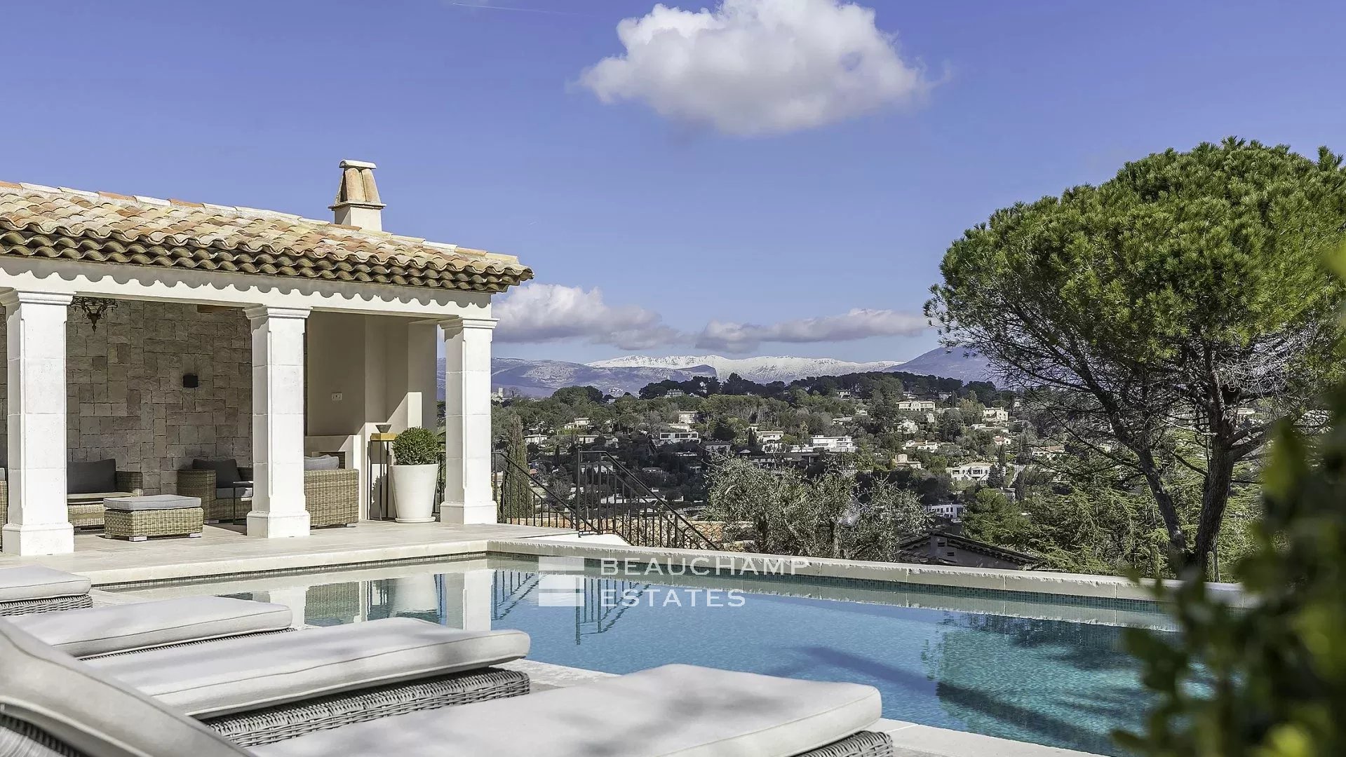 Villa provençale haut standing de 5 chambres à pied du village de Mougins Provençal villa with 5 bedrooms within walking distance of Mougins Village