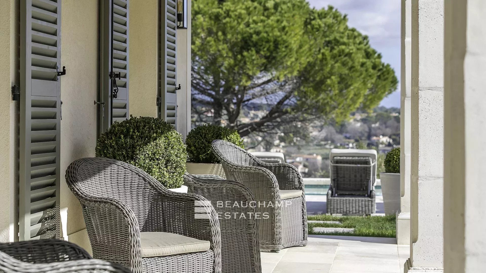 Villa provençale haut standing de 5 chambres à pied du village de Mougins Provençal villa with 5 bedrooms within walking distance of Mougins Village