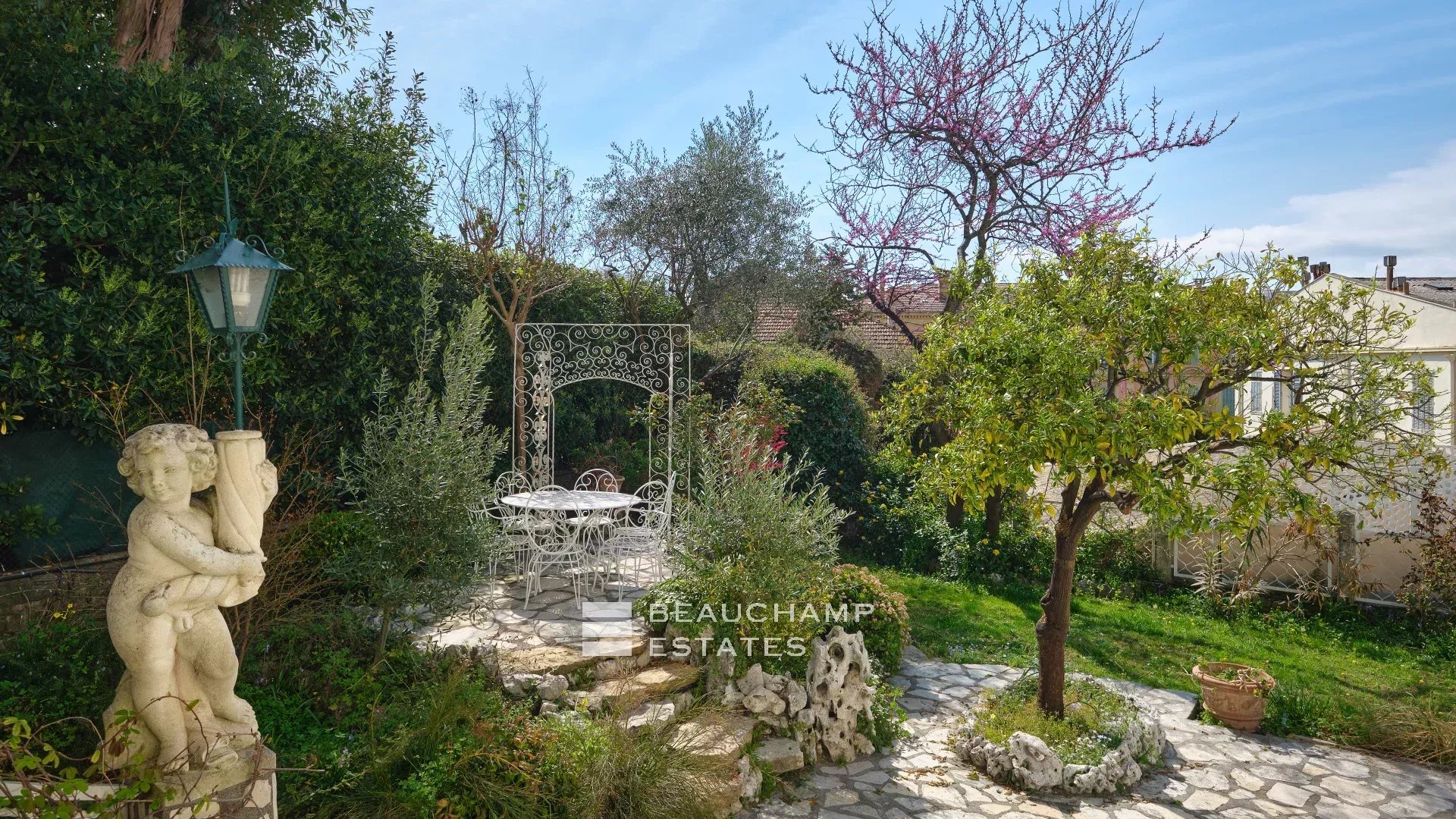 Appartement 3 chambres rénové avec grand jardin – Cannes Californie Renovated 3 bedroom apartment with large garden – Cannes Californie