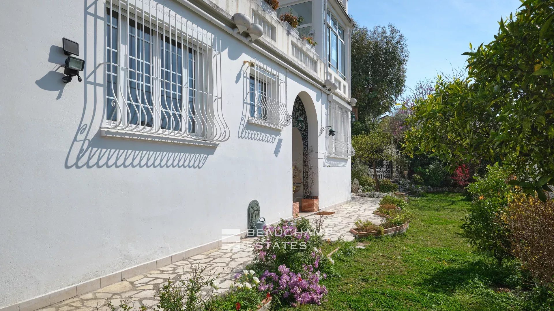 Appartement 3 chambres rénové avec grand jardin – Cannes Californie Renovated 3 bedroom apartment with large garden – Cannes Californie