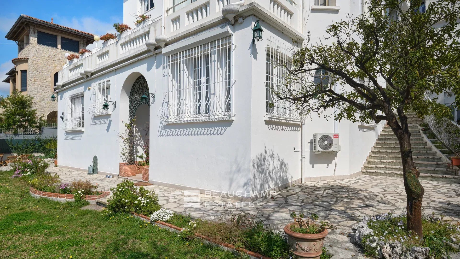 Appartement 3 chambres rénové avec grand jardin – Cannes Californie Renovated 3 bedroom apartment with large garden – Cannes Californie