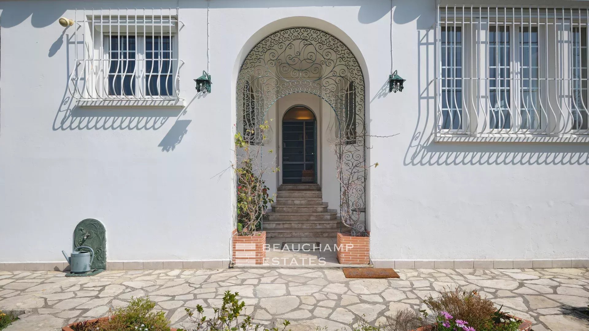 Appartement 3 chambres rénové avec grand jardin – Cannes Californie Renovated 3 bedroom apartment with large garden – Cannes Californie