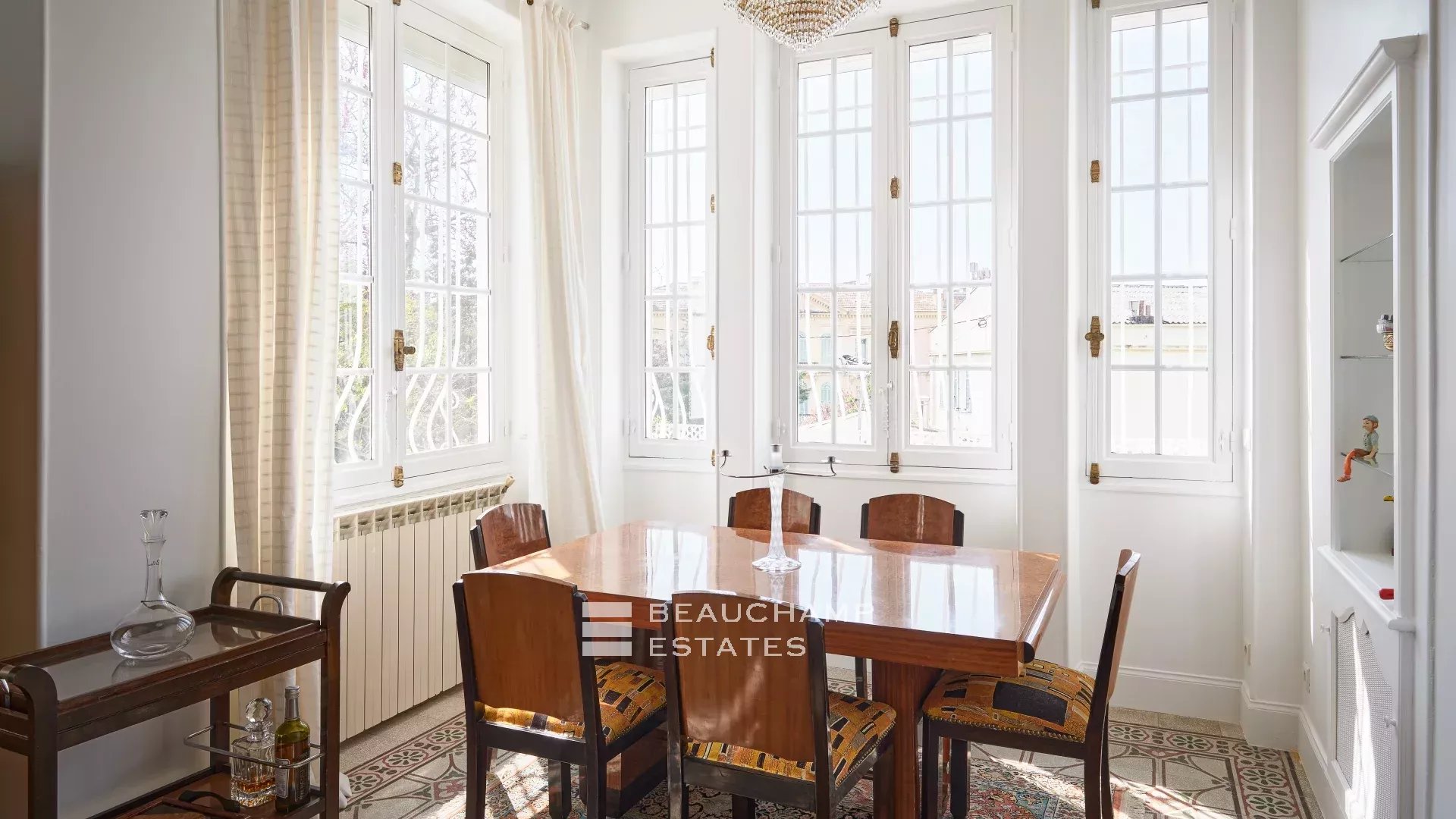 Appartement 3 chambres rénové avec grand jardin – Cannes Californie Renovated 3 bedroom apartment with large garden – Cannes Californie