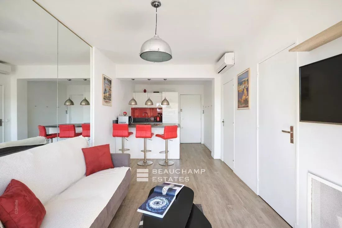 Appartement deux chambres rénové – arrière Croisette Renovated two bedroom apartment – rear Croisette