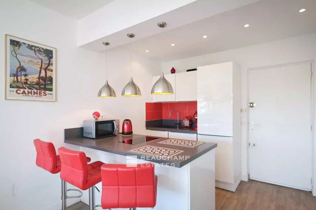 Appartement deux chambres rénové – arrière Croisette Renovated two bedroom apartment – rear Croisette