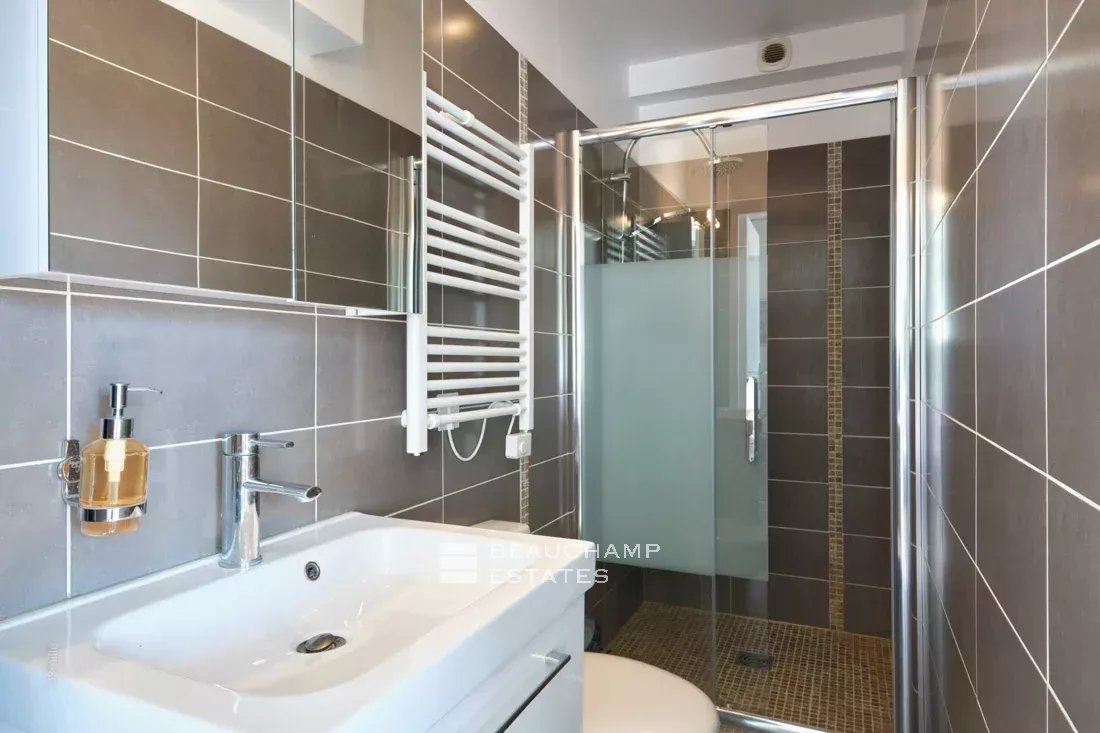 Appartement deux chambres rénové – arrière Croisette Renovated two bedroom apartment – rear Croisette
