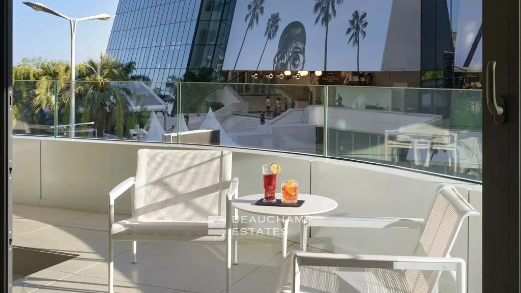 Rental apartment in Cannes facing the Palais