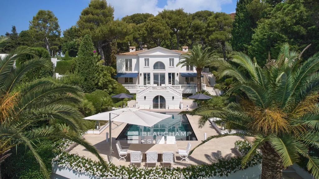 Saint-Jean-Cap-Ferrat – Classic seefront villa with 4 bedrooms