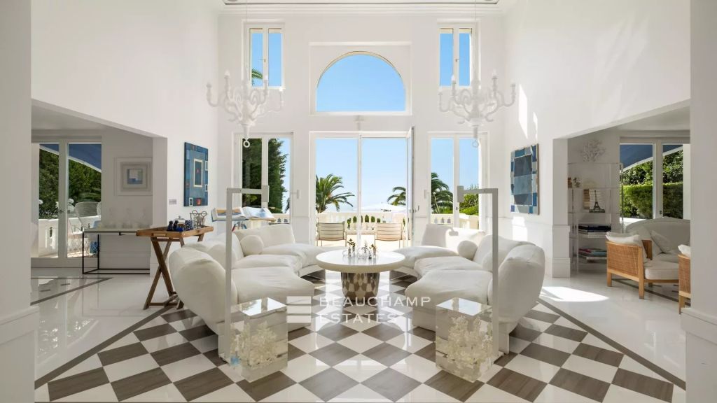 Saint-Jean-Cap-Ferrat – Classic seefront villa with 4 bedrooms