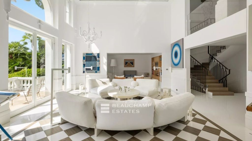 Saint-Jean-Cap-Ferrat – Classic seefront villa with 4 bedrooms