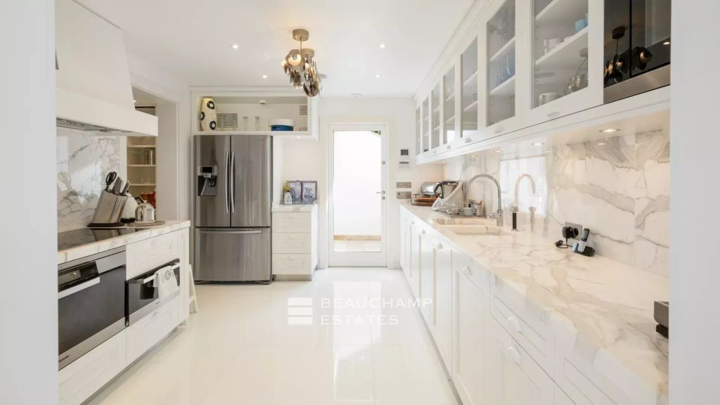 Saint-Jean-Cap-Ferrat – Classic seefront villa with 4 bedrooms