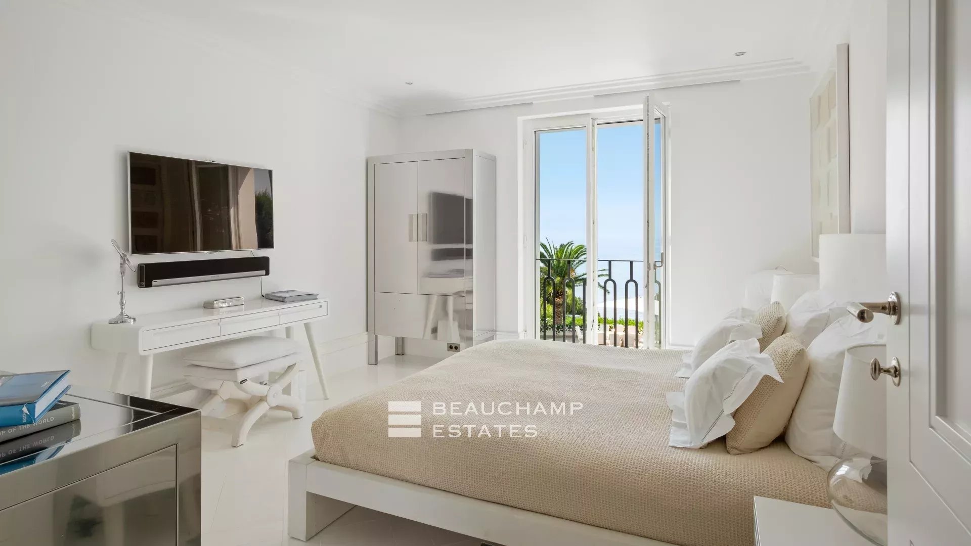 Villa stupéfiante avec 4 chambres à Saint-Jean-Cap-Ferrat Saint-Jean-Cap-Ferrat – Classic seefront villa with 4 bedrooms