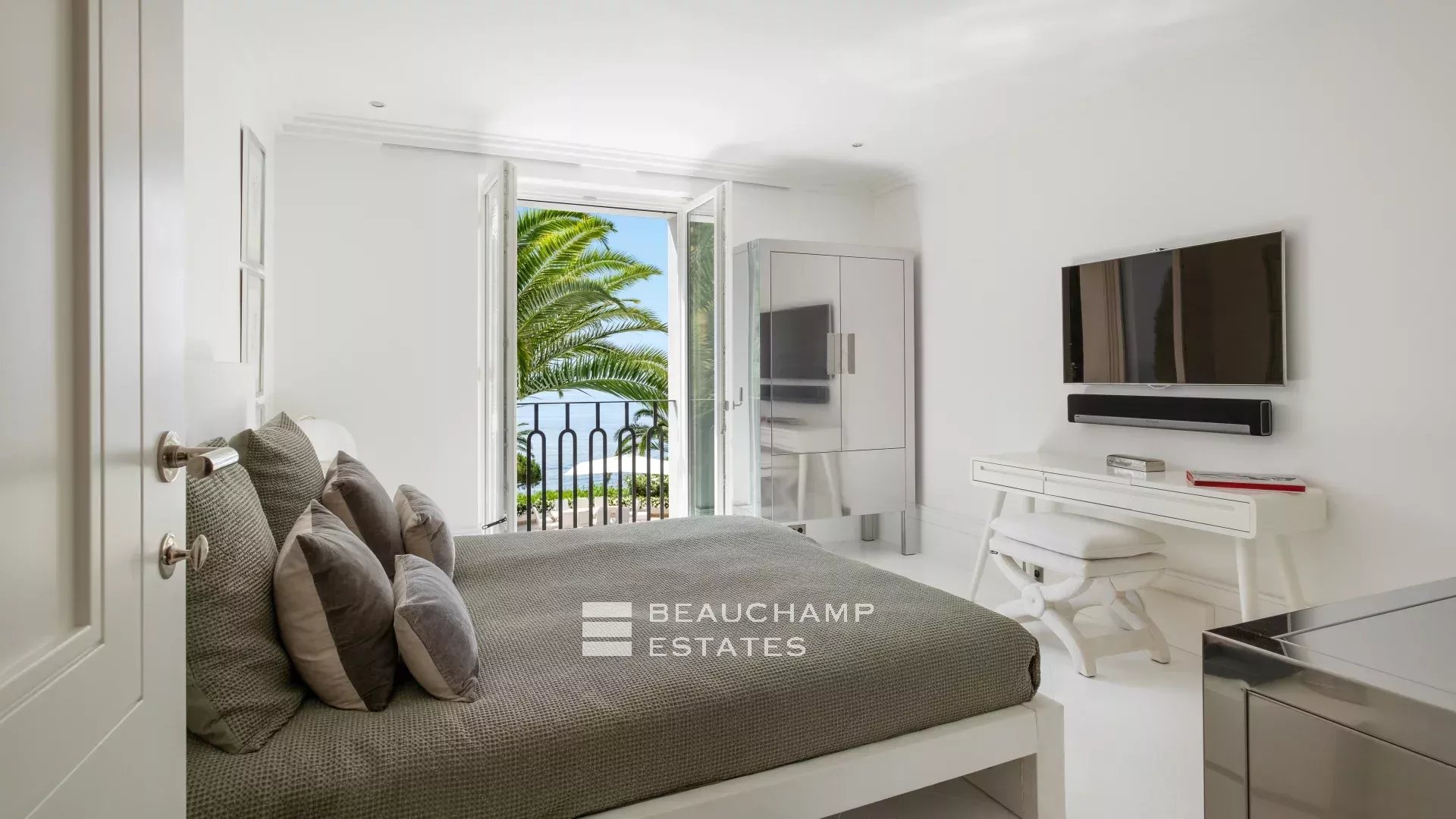 Villa stupéfiante avec 4 chambres à Saint-Jean-Cap-Ferrat Saint-Jean-Cap-Ferrat – Classic seefront villa with 4 bedrooms