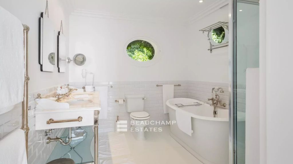 Saint-Jean-Cap-Ferrat – Classic seefront villa with 4 bedrooms