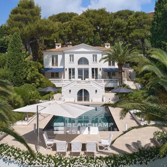 Saint-Jean-Cap-Ferrat – Classic seefront villa with 4 bedrooms