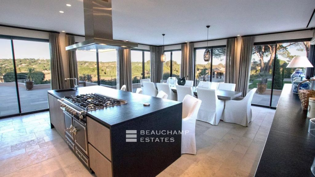 Luxury property with sea views, just minutes from Saint-Tropez town centre and the Pampelonne beaches