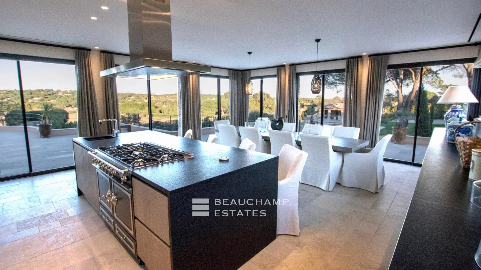 Propriété de luxe avec vue sur mer et à quelques minutes du centre ville de Saint-Tropez et des plages de Pampelonne Luxury property with sea views, just minutes from Saint-Tropez town centre and the Pampelonne beaches