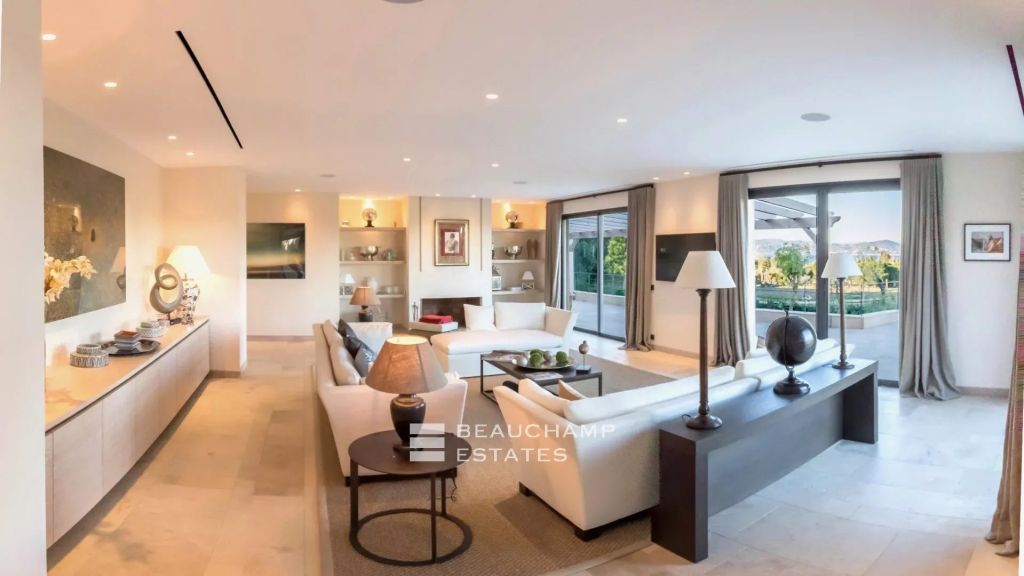 Luxury property with sea views, just minutes from Saint-Tropez town centre and the Pampelonne beaches