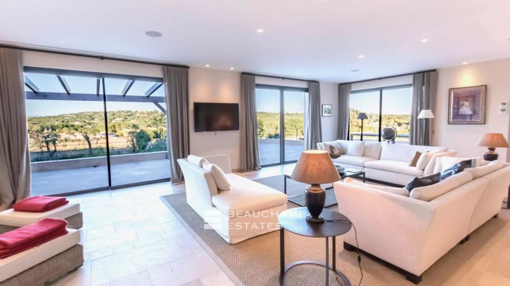 Luxury property with sea views, just minutes from Saint-Tropez town centre and the Pampelonne beaches